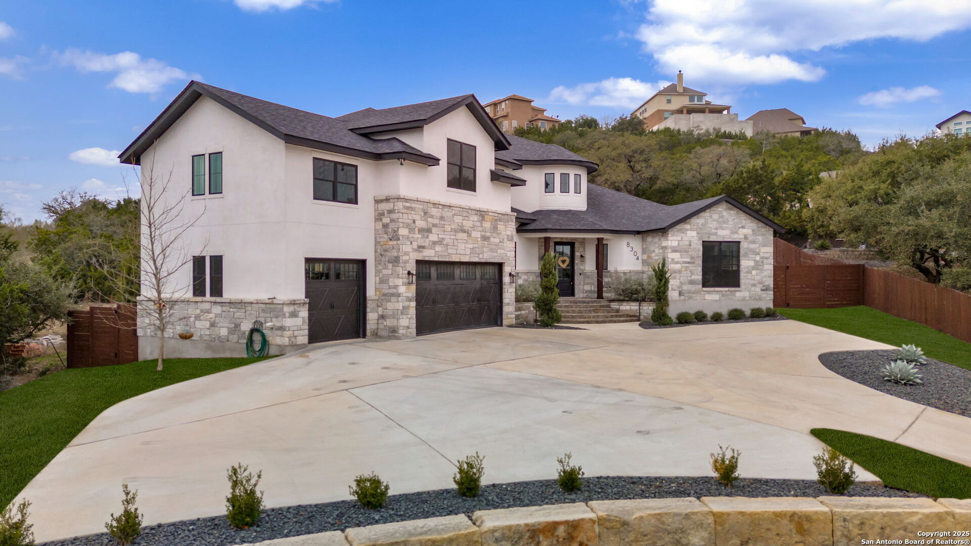 8304 Monument Oak