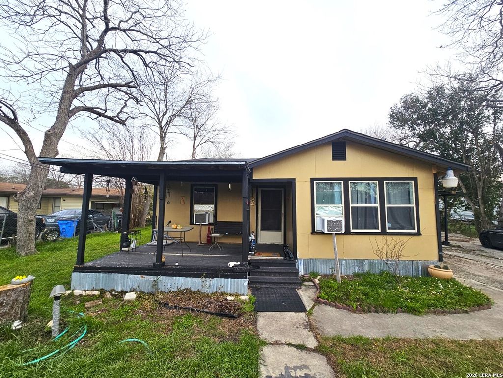 Photo of 811 E New Braunfels, Seguin, TX 78155 (MLS # 1938992)