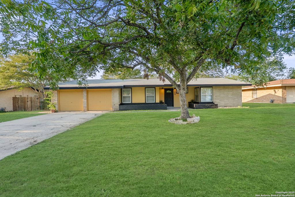 Photo of 209 Windcrest, Windcrest, TX 78239 (MLS # 1918354)