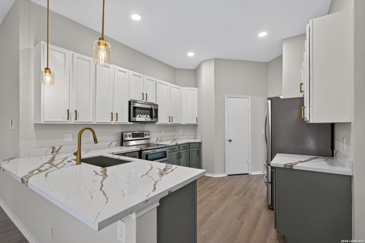 Photo 1 of 33 — 1017 SUMMER HAVEN LN, Schertz, TX 78154