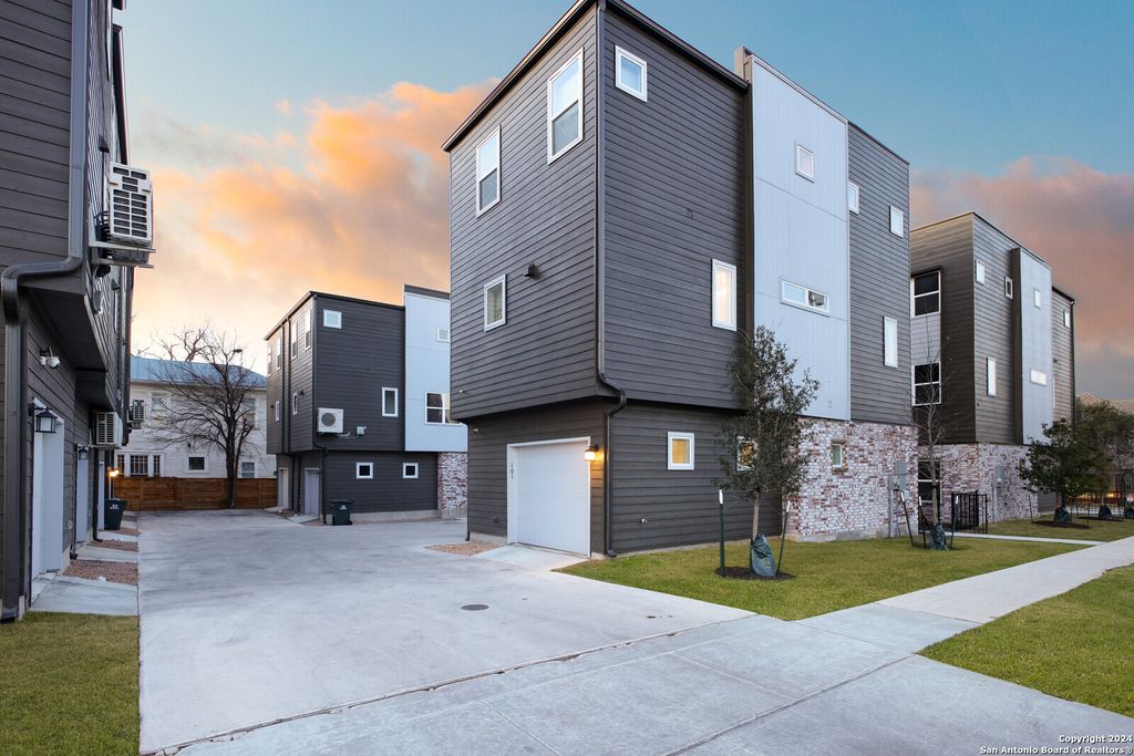 Photo of 210 W Poplar St #101, San Antonio, TX 78212 (MLS # 1964574)
