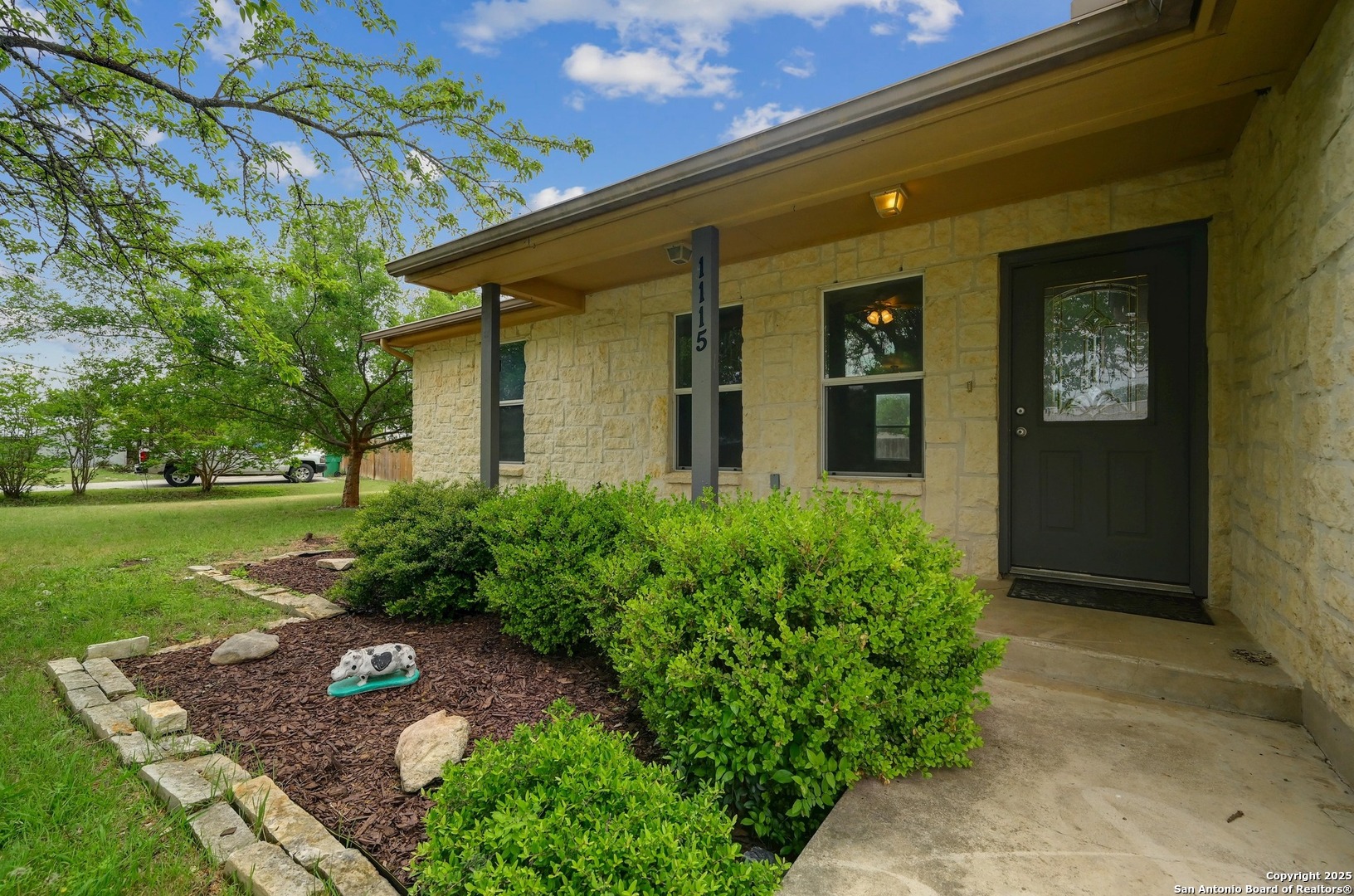 1115 Oakridge Dr