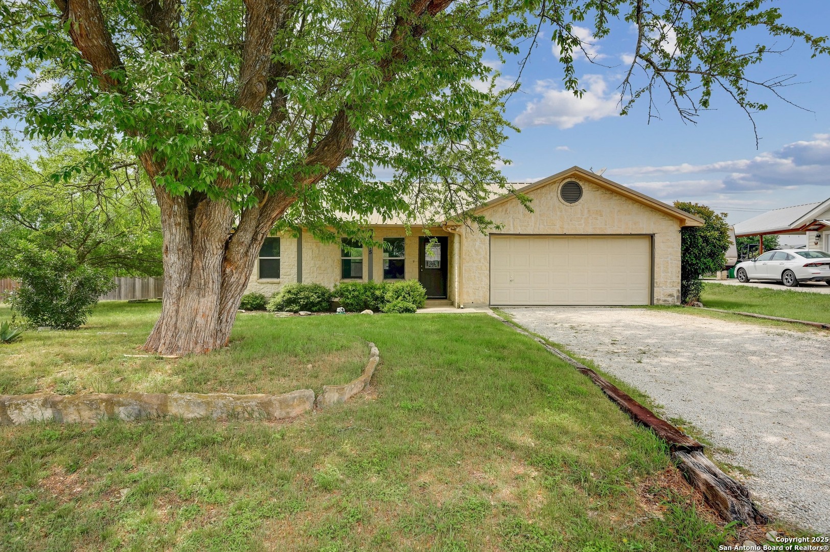 1115 Oakridge Dr