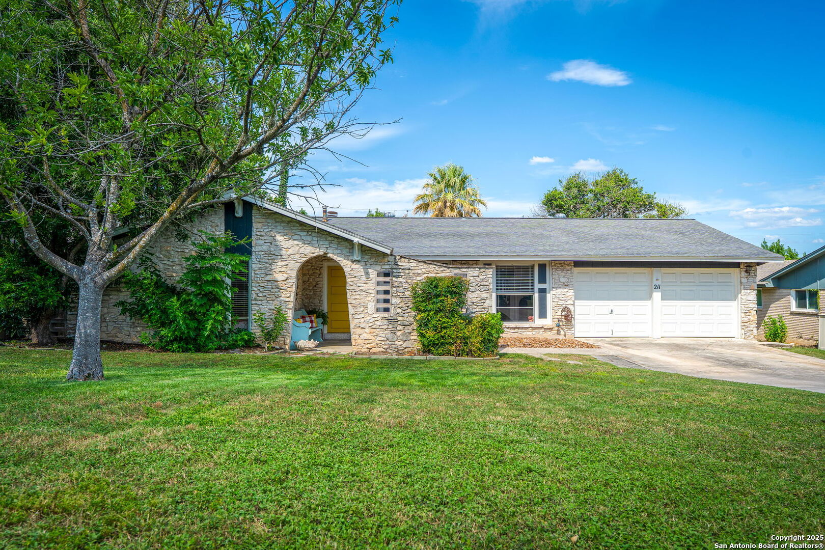 211 Greycliff