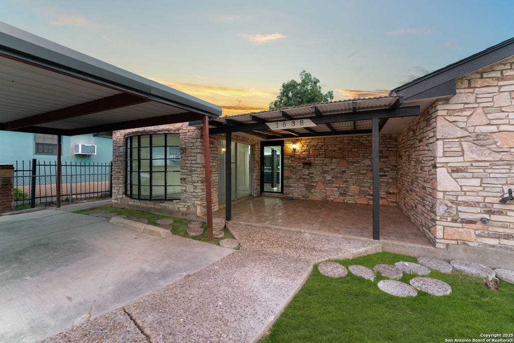 Photo of 1638 W ASHBY PL, San Antonio, TX 78201 (MLS # 2005104)