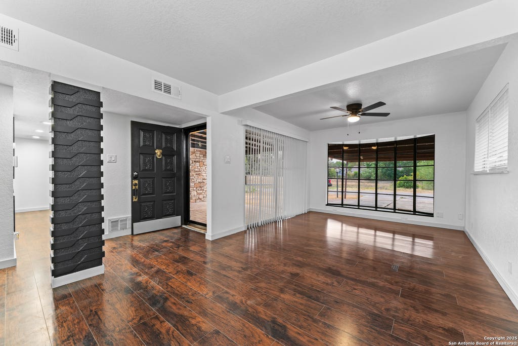 Photo of 1638 W ASHBY PL, San Antonio, TX 78201 (MLS # 2005104)