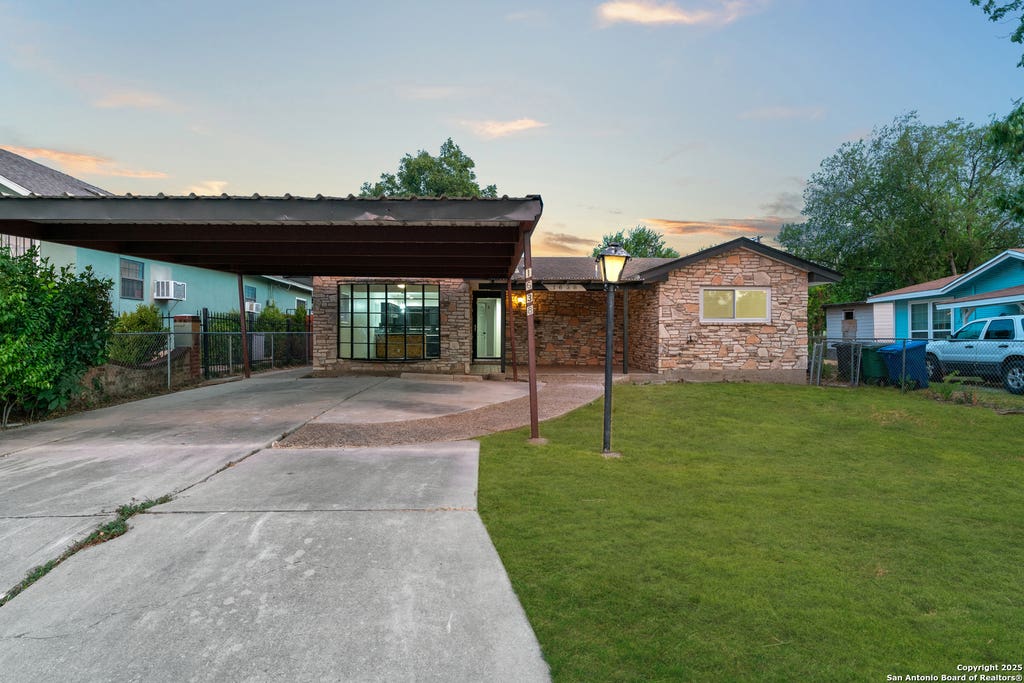 Photo of 1638 W ASHBY PL, San Antonio, TX 78201 (MLS # 2005104)