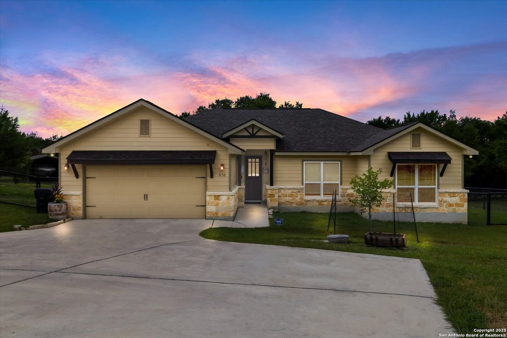Photo of 570 La Paloma, Canyon Lake, TX 78133 (MLS # 1896743)