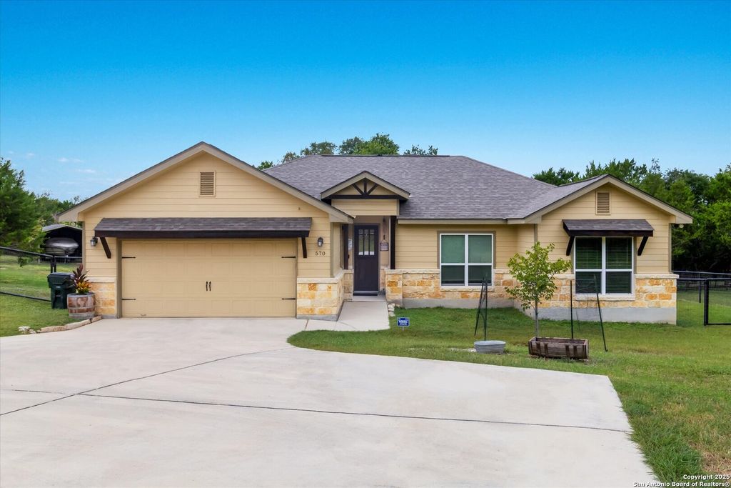 Photo of 570 La Paloma, Canyon Lake, TX 78133 (MLS # 1896743)