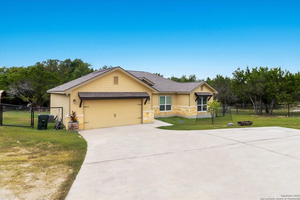 Photo of 570 La Paloma, Canyon Lake, TX 78133 (MLS # 1896743)