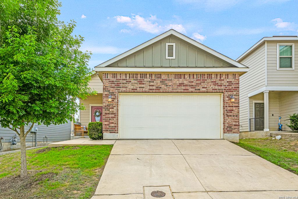 Photo of 4909 HALLIES GDN, St Hedwig, TX 78152 (MLS # 1959106)