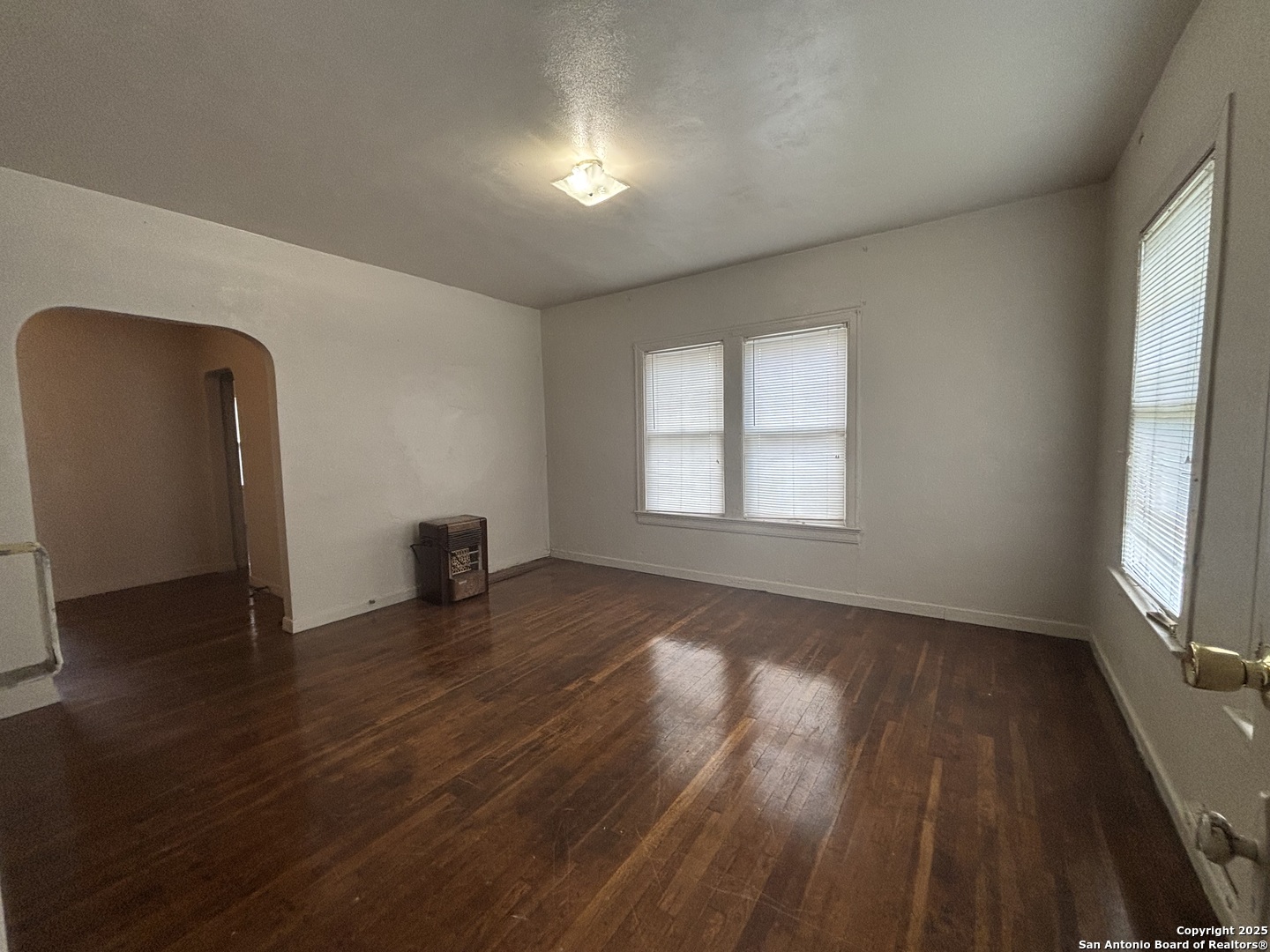 1502 W Woodlawn