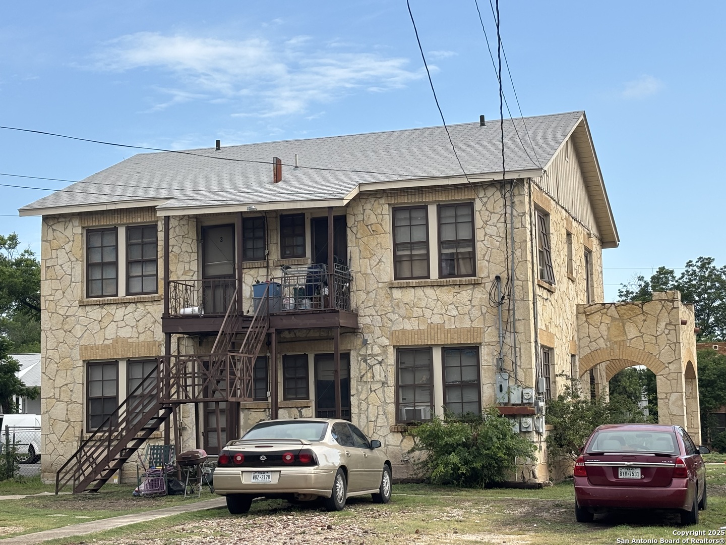 1502 W Woodlawn