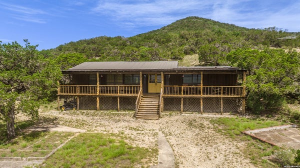 447 BLESSING LN, UTOPIA, TX 78884 - Image d7ea474964a2eb82e90f0c64f06079a7/3274782946