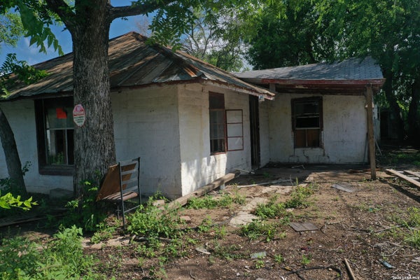 610 W MOORE AVE, DEVINE, TX 78016 - Image d8162c826a9fb7a0d0ffa1c32dbe335c/1800500025