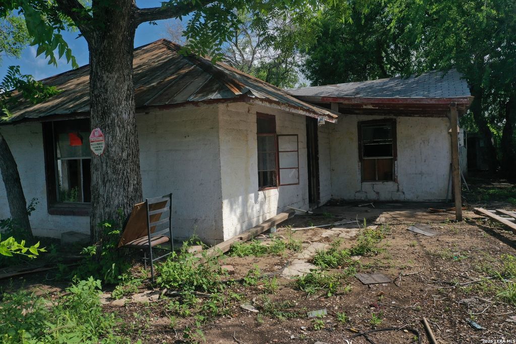 Photo of 610 W Moore Ave, Devine, TX 78016 (MLS # 1972271)