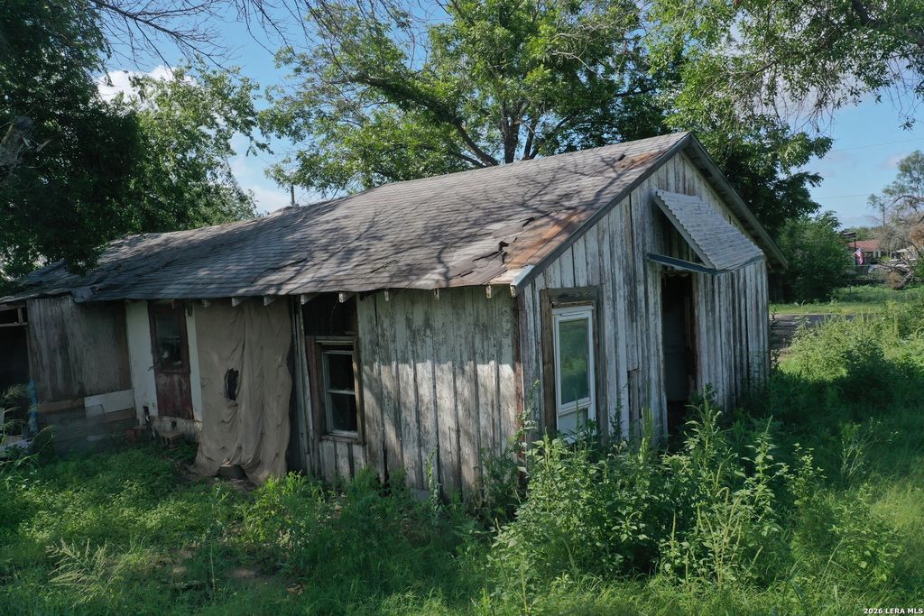 Photo of 610 W Moore Ave, Devine, TX 78016 (MLS # 1972271)