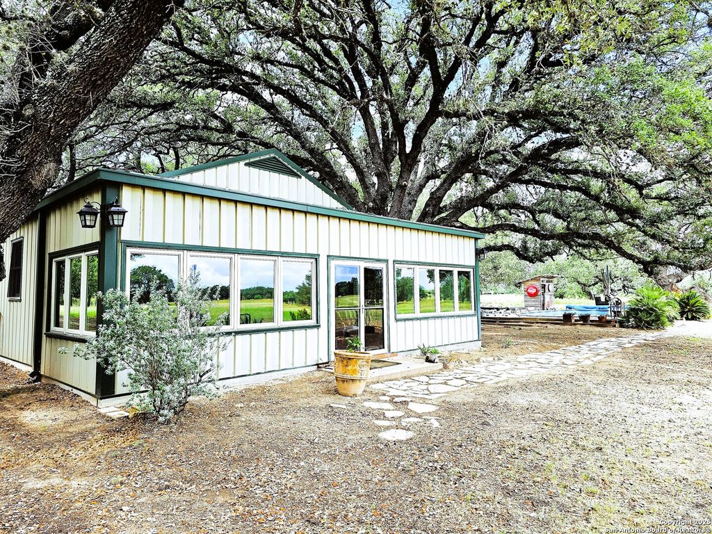 Photo of 803 County Road 6612, Devine, TX 78016 (MLS # 1913929)