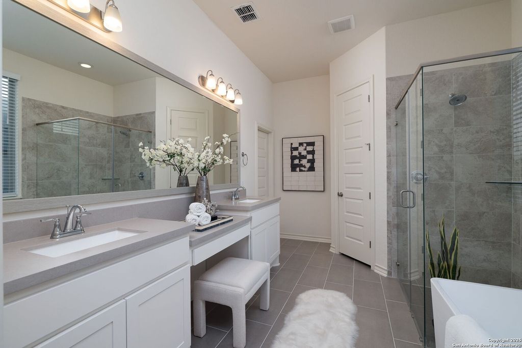 Photo of 552 Chinkapin Trail, New Braunfels, TX 78132 (MLS # 1939922)