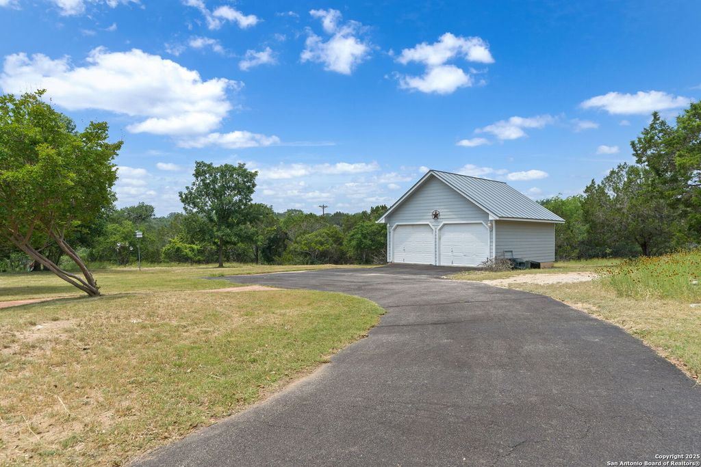 Photo of 103 Saddle View Dr, Boerne, TX 78006 (MLS # 1959664)