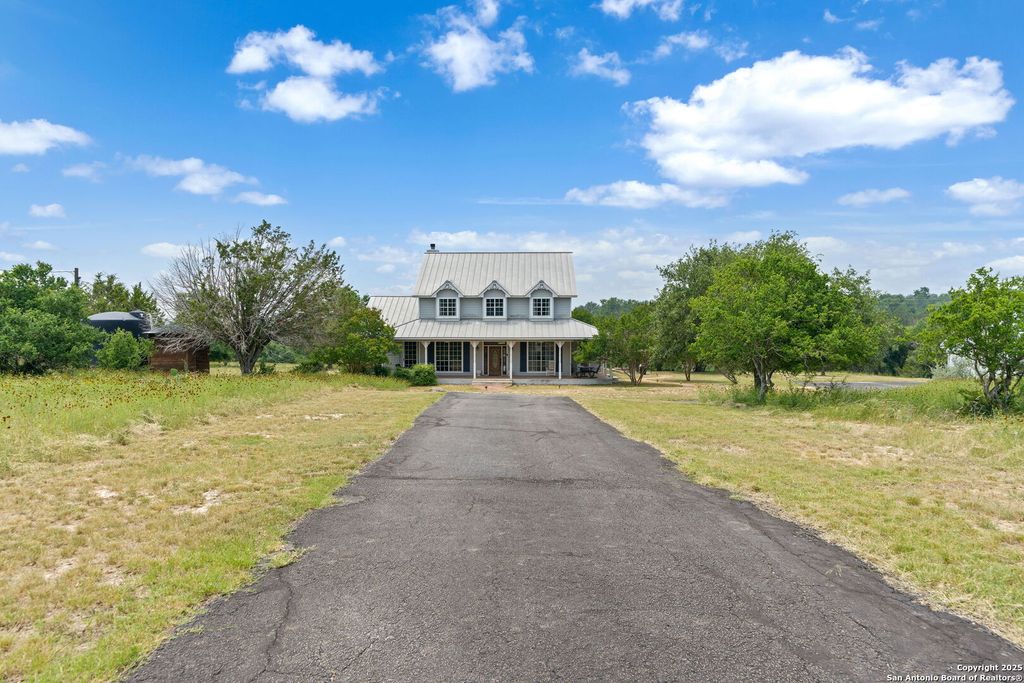 Photo of 103 Saddle View Dr, Boerne, TX 78006 (MLS # 1959664)