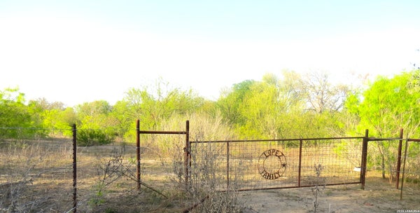 ADDRESS PRIVATE, NATALIA, TX 78059 - Image d9faee8fb87326ff1f1aed3ba509c3dc/101644233