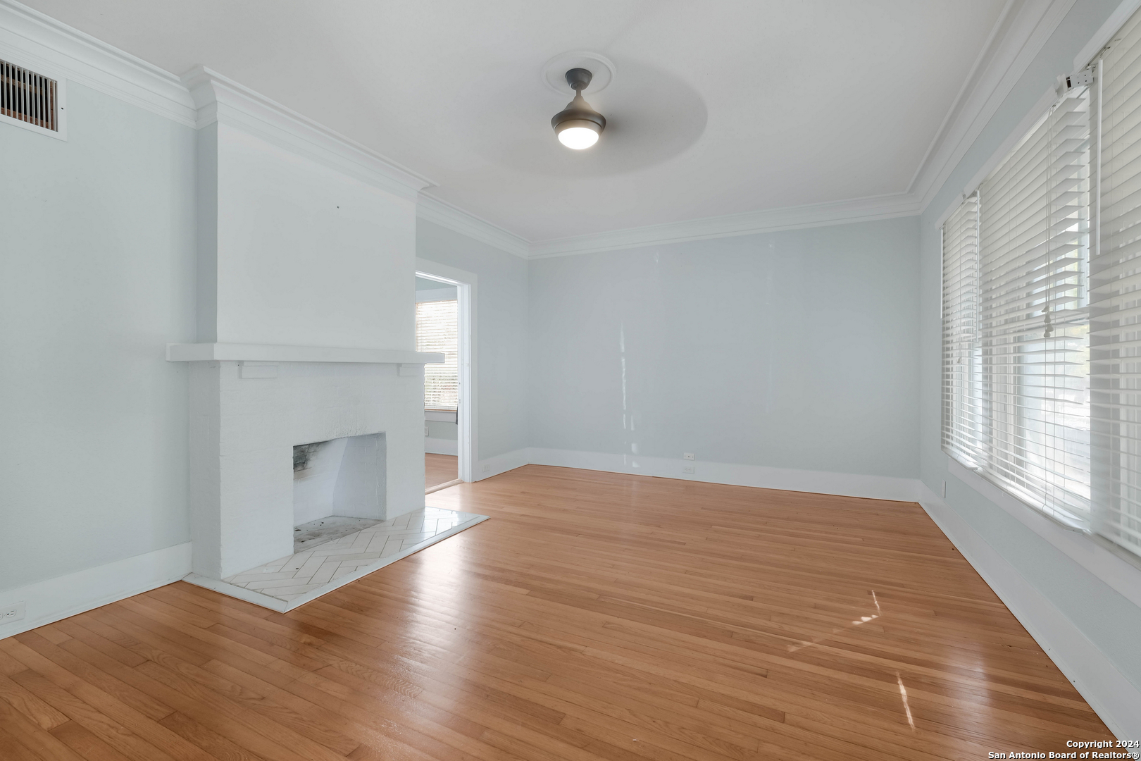 121 W Woodlawn Ave 1