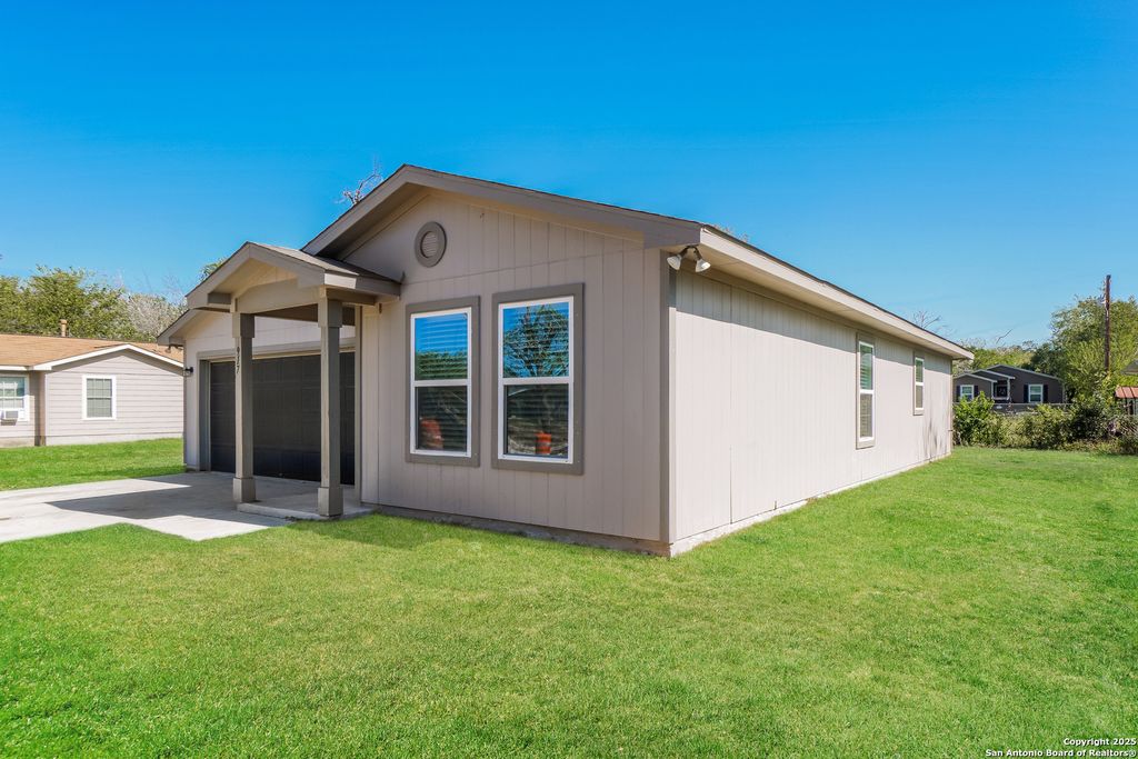 Photo of 917 8th, Seguin, TX 78155 (MLS # 1923593)