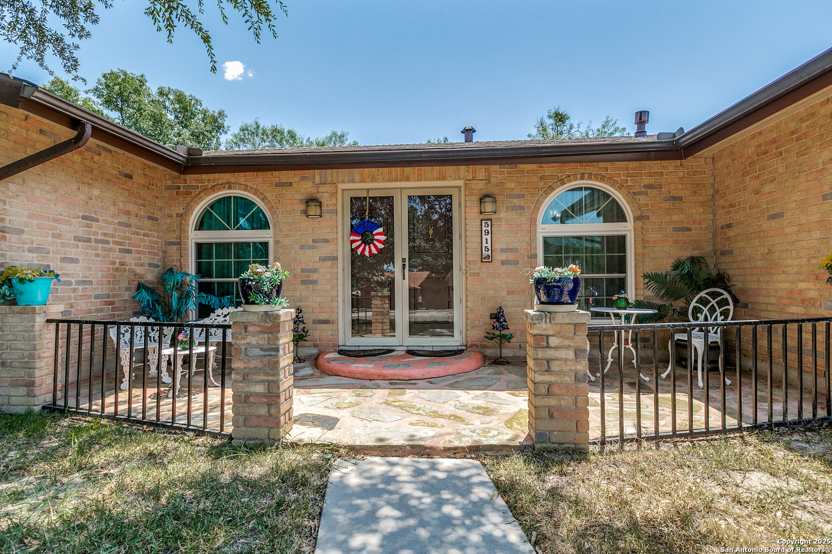 5915 Seneca Dr