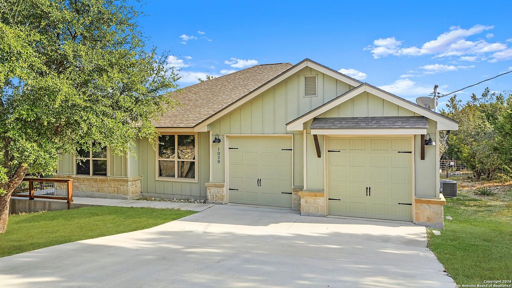 Photo of 1039 Primrose Path, Canyon Lake, TX 78133 (MLS # 1934992)