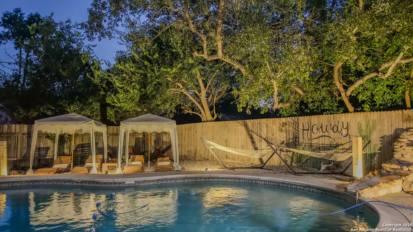 2806 Floral Way