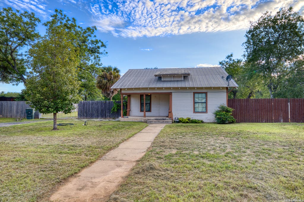 Photo of 1231 N HIGH ST, Uvalde, TX 78801 (MLS # 1991683)