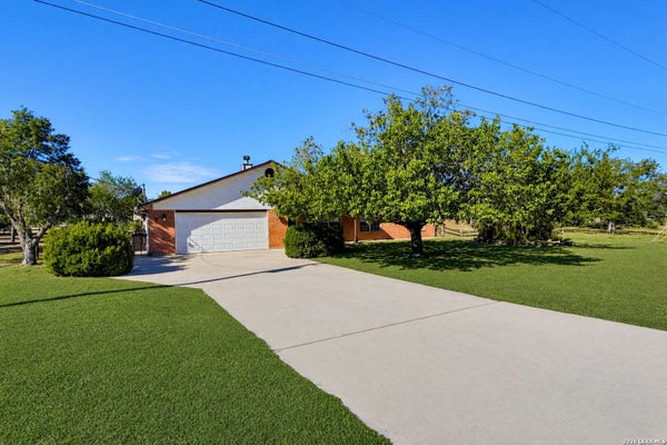 432 KNOLLWOOD CIR, BANDERA, TX 78003 - Image db6fbd55d94c3d4a2051602c1f3f8cf5/591406014