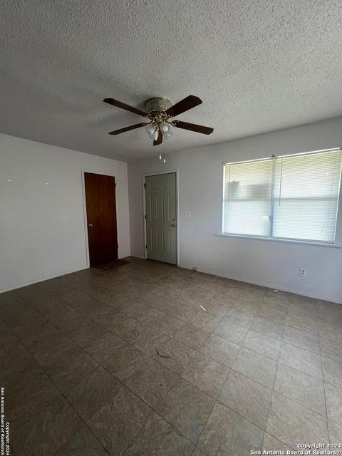 A home in Carrizo Springs