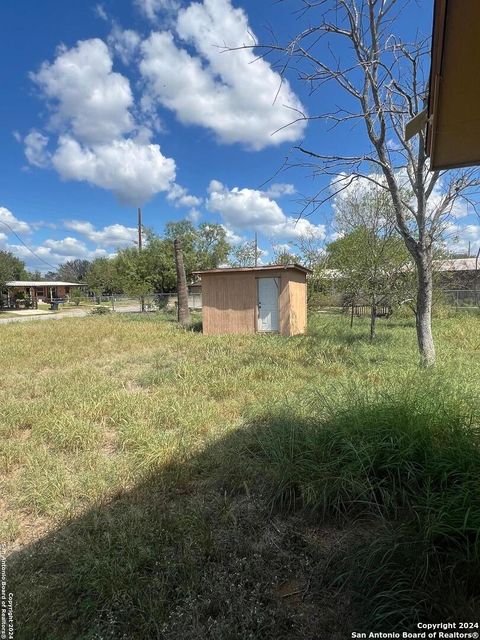 A home in Carrizo Springs