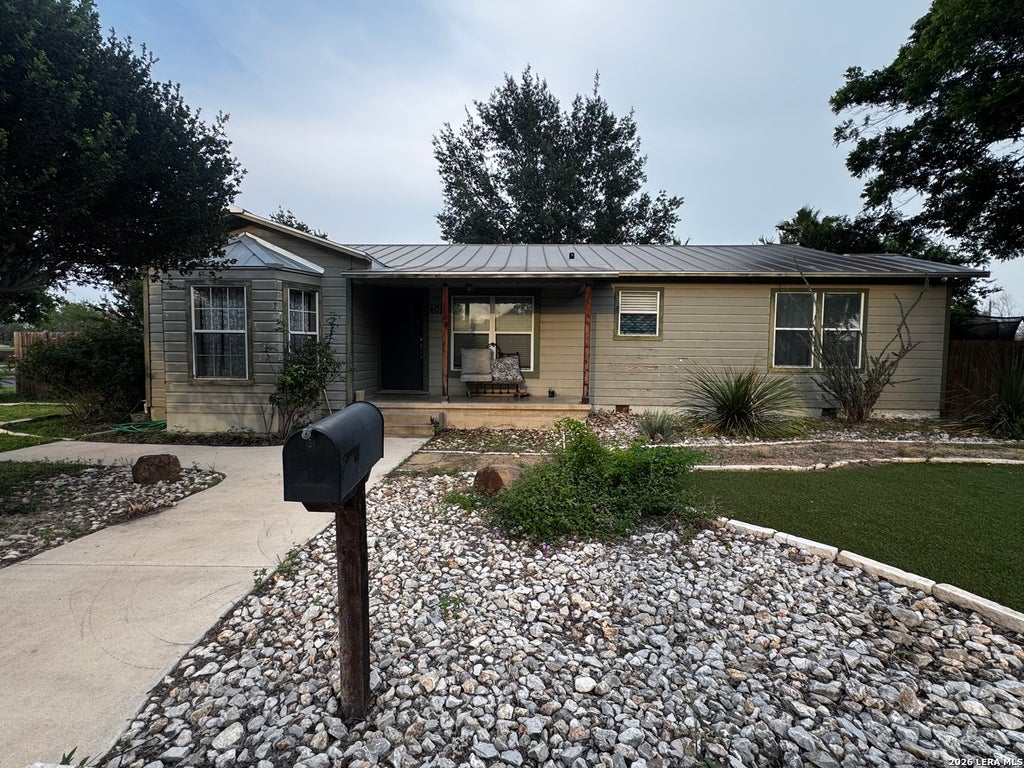 Photo of 401 S JAMISON DR, Devine, TX 78016 (MLS # 1967990)