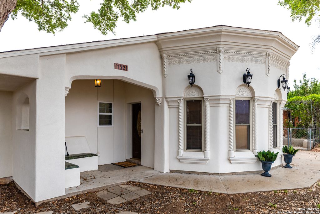 Photo of 1221 Encino, Pleasanton, TX 78064 (MLS # 1860238)