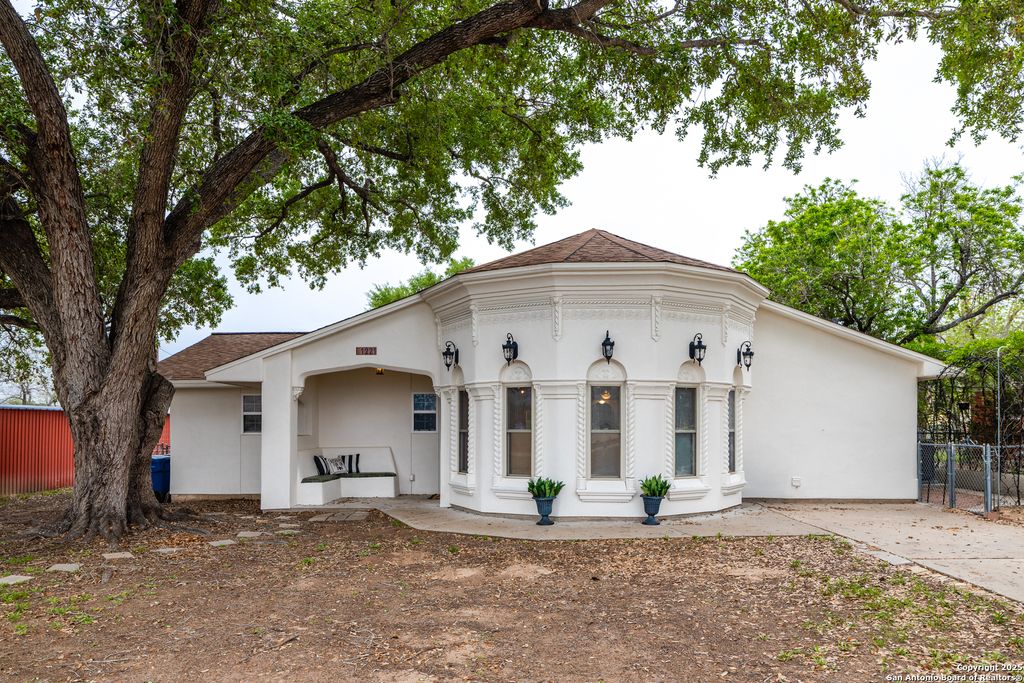 Photo of 1221 Encino, Pleasanton, TX 78064 (MLS # 1860238)