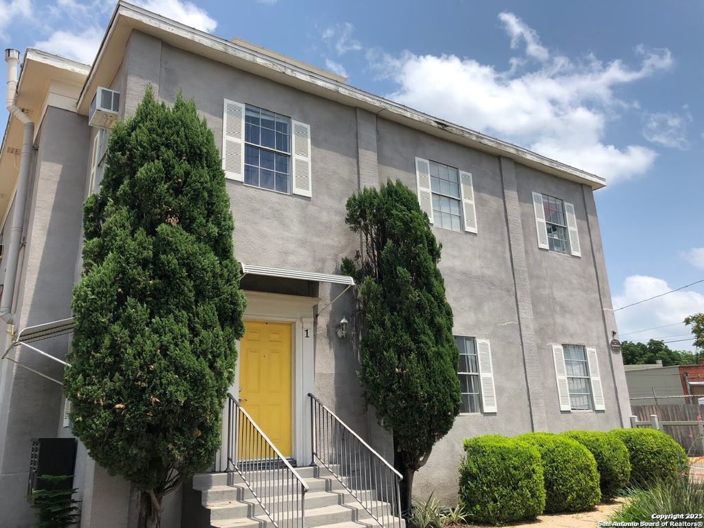 Photo of 526 S Presa St 4 #4, San Antonio, TX 78205 (MLS # 1916368)