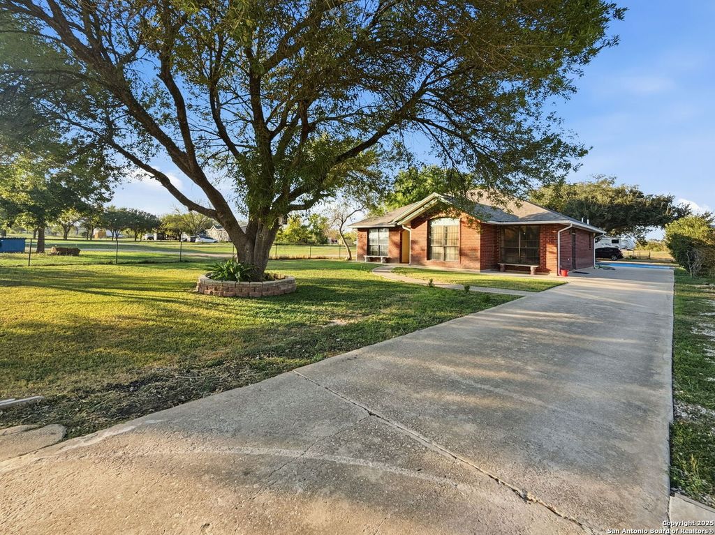 Photo of 434 County Road 6610, Devine, TX 78016 (MLS # 1924321)