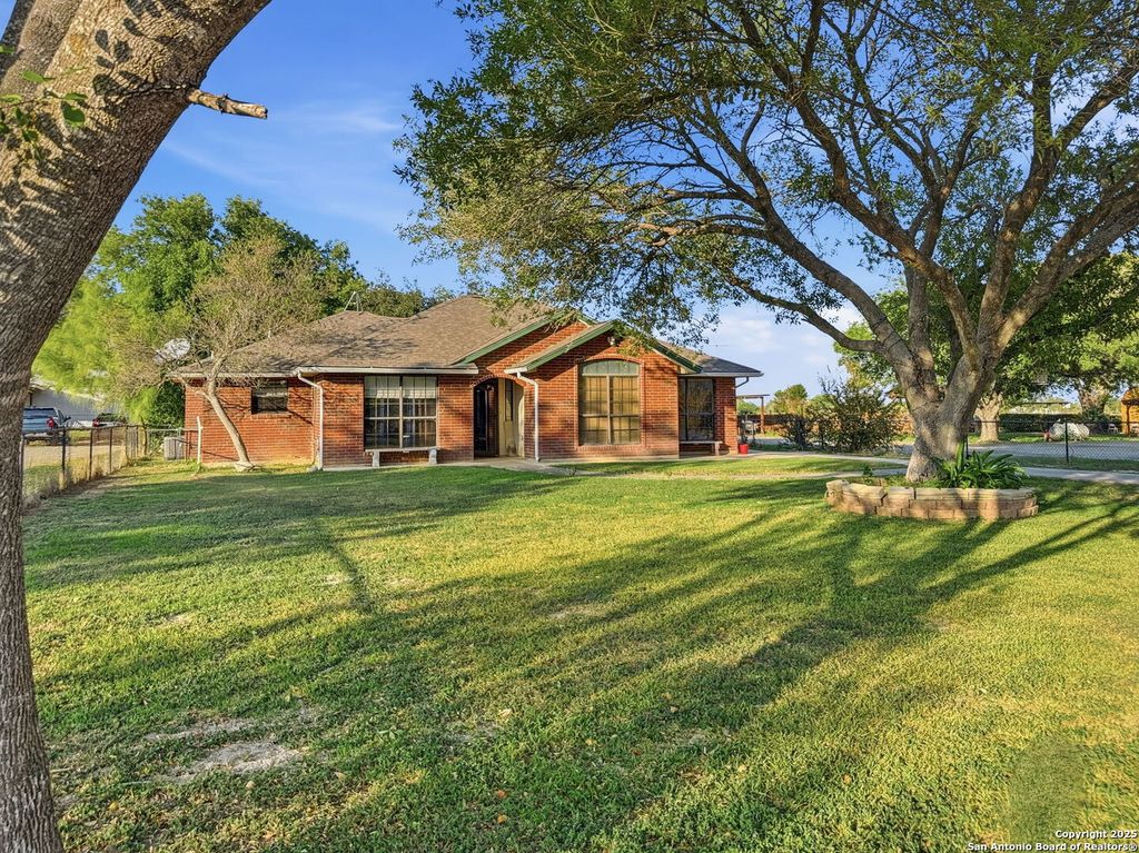 Photo of 434 County Road 6610, Devine, TX 78016 (MLS # 1924321)
