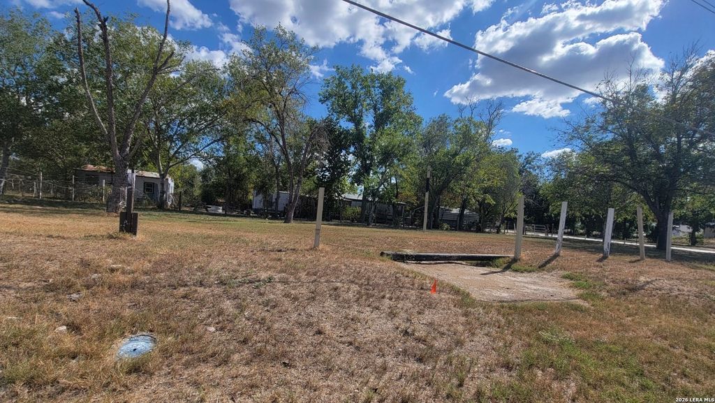 Photo of 304 E Hunt St, Pleasanton, TX 78064 (MLS # 1940249)