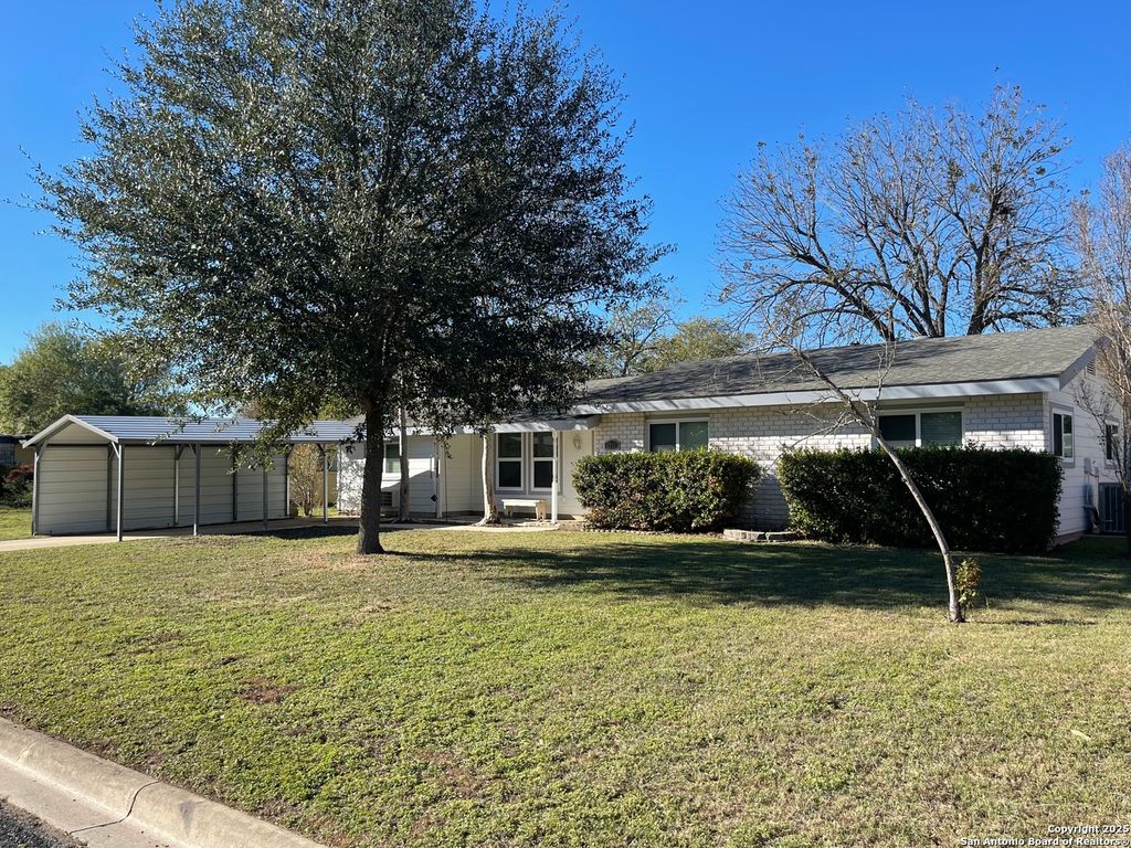 Photo of 1710 Rosewood, Seguin, TX 78155 (MLS # 1927505)