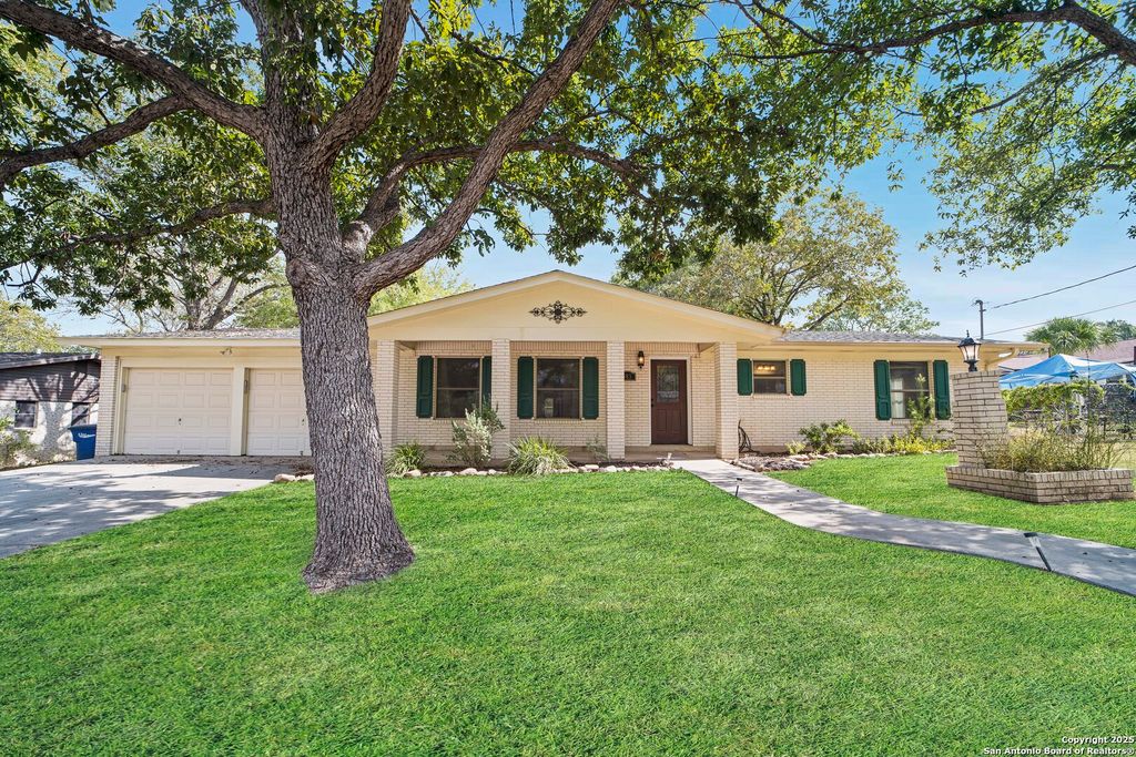 Photo of 983 Hollyhock, New Braunfels, TX 78130 (MLS # 1917853)