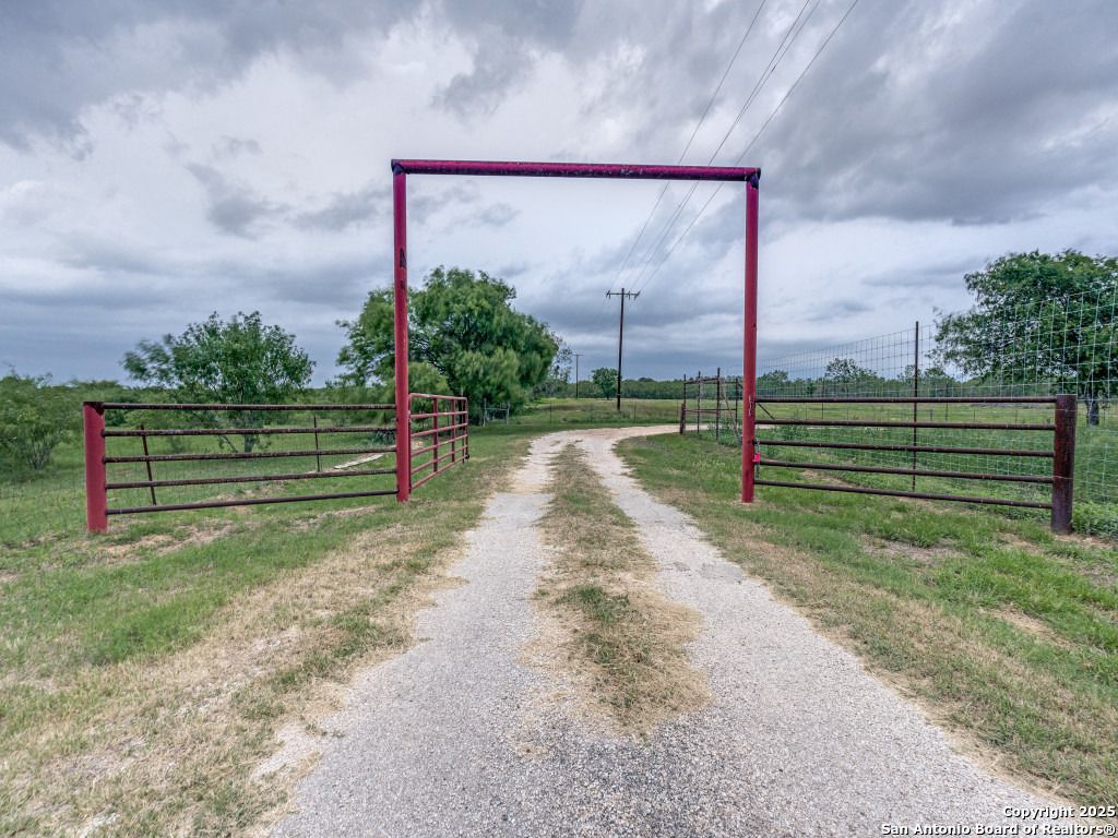 Photo of 315 Simon, Pleasanton, TX 78064 (MLS # 1929661)