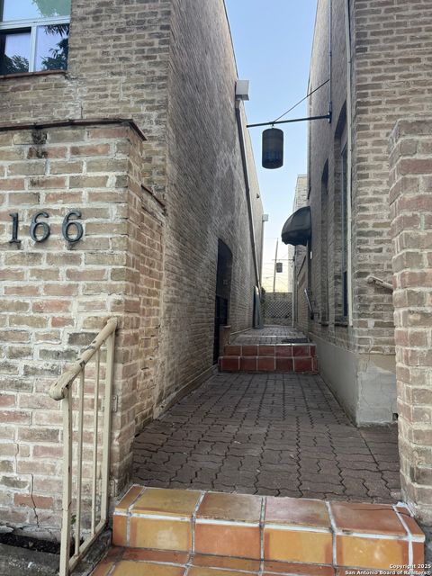 166 N NEW BRAUNFELS D Alamo Heights TX 78209
