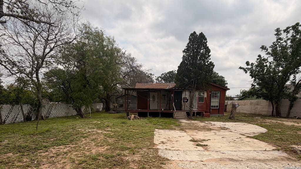 Photo of 508 N BRIGHT DR, Devine, TX 78016 (MLS # 1960123)