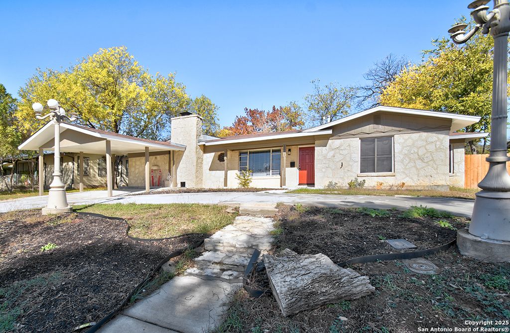 Photo of 2613 W Summit Ave, San Antonio, TX 78228 (MLS # 1929614)