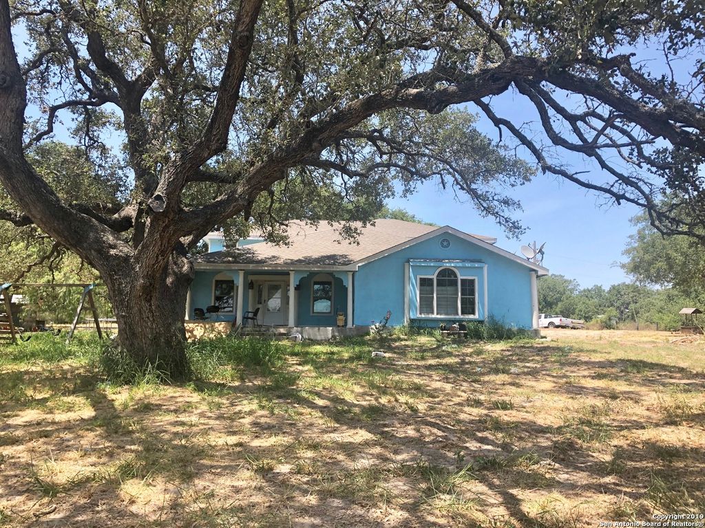 Photo of 324 Rooster Dr, Pleasanton, TX 78064 (MLS # 1930598)