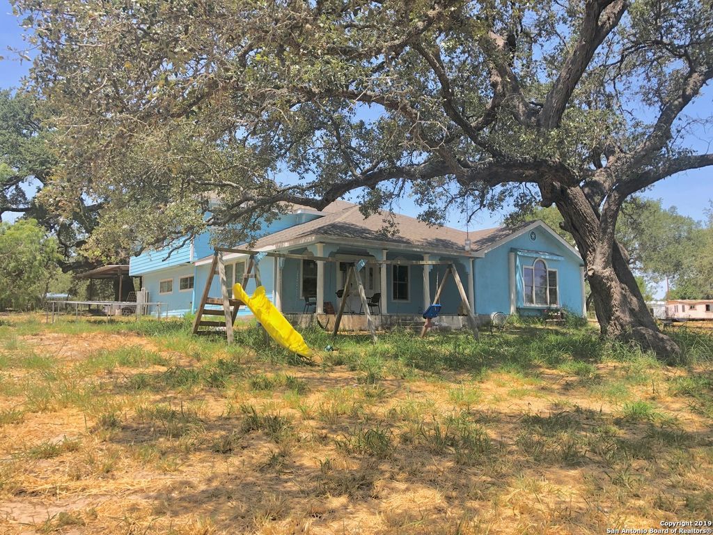 Photo of 324 Rooster Dr, Pleasanton, TX 78064 (MLS # 1930598)